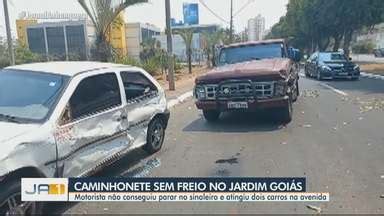 JA 1ª Edição Caminhonete sem freio atinge carro no Jardim Goiás em