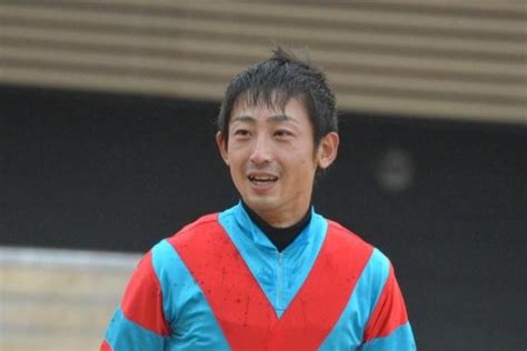 【jra】中山4rで落馬の平沢健治騎手は頭部外傷、肋骨・左膝骨折の疑い（netkeiba）