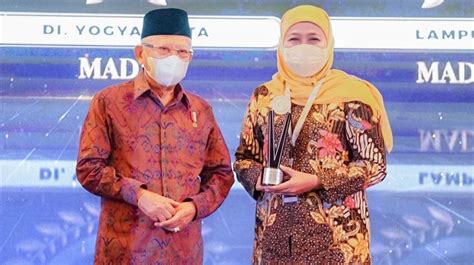 Gubernur Khofifah Wakili Jatim Terima 2 Penghargaan Dalam KPPU Award