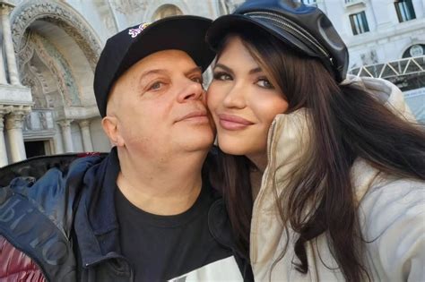 Długie nogi i kobiecie kształty Żona Skiby zapozowała w mikro bikini na wakacjach