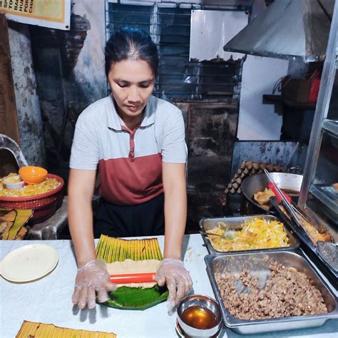 VIGAN EMPANADA: Try This Delicious Snack When You Travel to Vigan - Jon ...