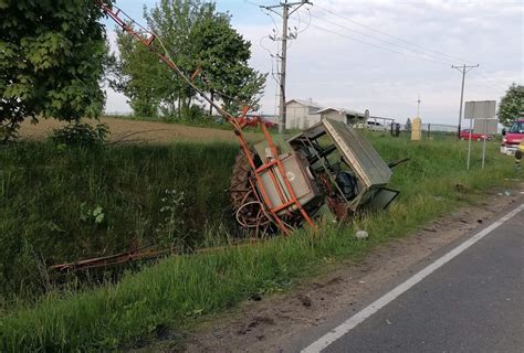 Osob Wka Zepchn A Ci Gnik Do Rowu Ranny Rolnik Foto