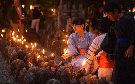 京都：千灯供養、橙色の炎が石仏・石塔照らし 化野念仏寺 毎日新聞