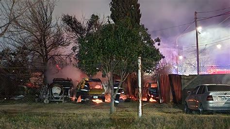 Cuatro Veh Culos Se Incendiaron En Calle Y La Polic A Investiga