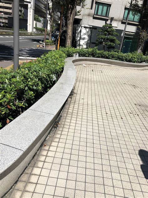 【板橋区役所前駅】板橋区役所の敷地内ベンチの休憩場所 座れる休憩場所検索