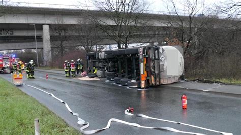 Unf Lle Panne Bei Bergung Nach Lkw Unfall Gefahrgut Ausgelaufen