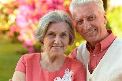 Feliz pareja de ancianos abrazándose Foto Premium