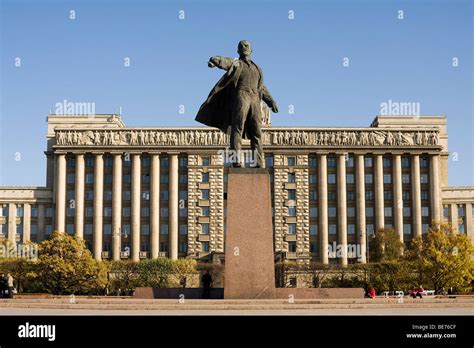 Monumento A Vladimir Lenin Por Mikhail Anikushin En Moskovskaya Square