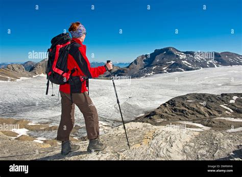 Wanderer auf der Suche über Plaine Morte Plateau Gletscher Berner