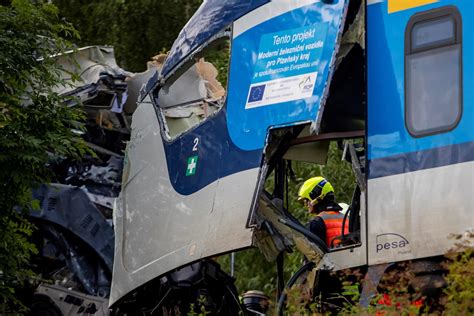 Las impactantes imágenes del choque de trenes en República Checa que