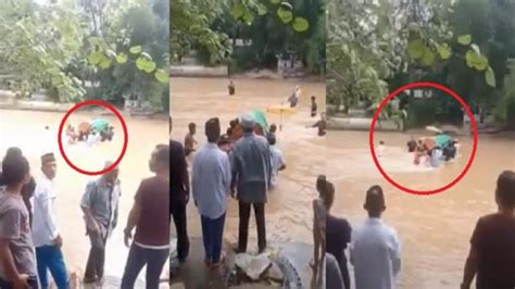 Video Viral Warga Gotong Keranda Jenazah Seberangi Sungai Ke Permakaman