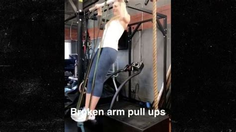 Lindsey Vonn Does Broken Arm Pull Ups