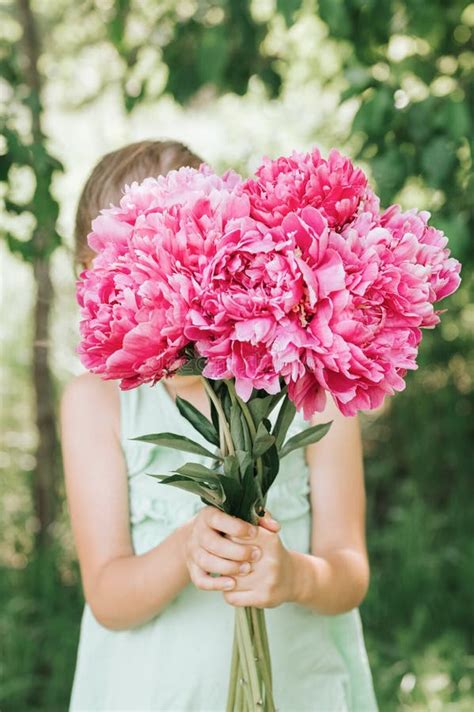 Gesichtsloses Kleines Mädchen Hält in Den Händen Einen Strauß Rosa