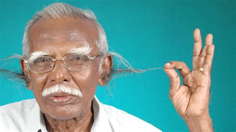 Este es el hombre que tiene el pelo en las orejas más largo del mundo