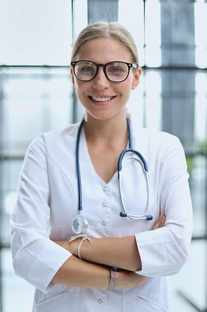 Portrait D un Jeune Médecin Avec Des Lunettes Dans Un Hôpital Photo