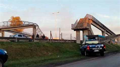 Un Camión Chocó Y Derrumbó Un Puente Peatonal En La Panamericana Video