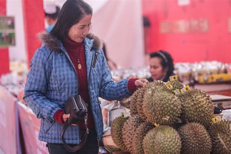 城市的年货街年味儿浓 城里人置办年货的另一种选择