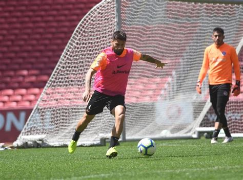 Rafael Sobis sente lesão muscular na coxa esquerda e desfalca o Inter