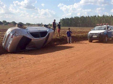 Idoso de 93 anos fica ferido após carro capotar em estrada vicinal