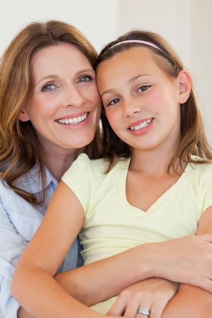 Sonriente madre e hija abrazándose Foto Premium