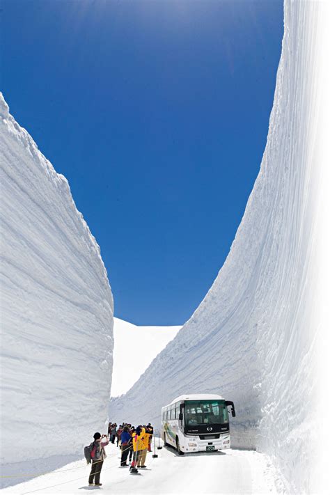 間近で体感できる巨大な雪壁「雪の大谷」：富山の自然・景観スポット（10）