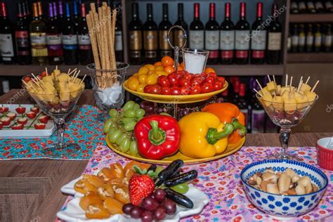 Platos Y Tazones Con Aperitivo Entre Frutas Y Verduras Decorativas En