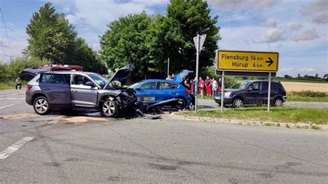 Fem Personer Blev Til Dels Alvorligt Kv Stet I Voldsomt Trafikuheld To