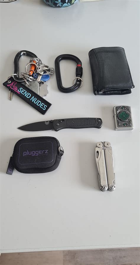 My current EDC for now (except for the carbiner thats on rotation) : r ...