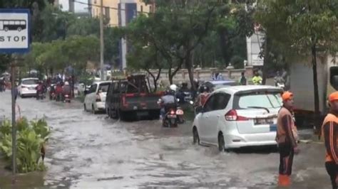 Kali Ciliwung Meluap Sebabkan Banjir 1 Meter Pagi Ini 24 RT Di Jakarta