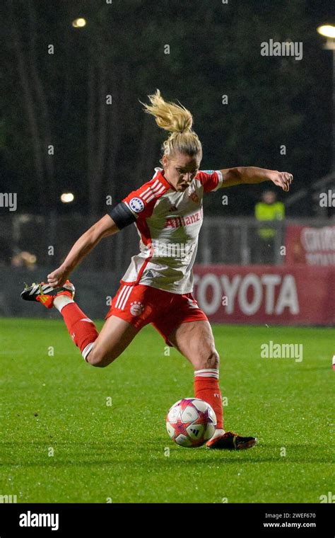 Linda Dallmann Fc Bayern Monaco Hi Res Stock Photography And Images Alamy