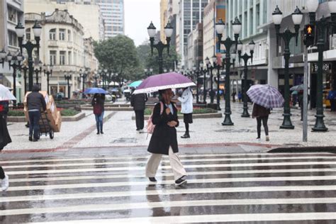 Calor se despede de Curitiba e nova onda de frio prevê pancadas de