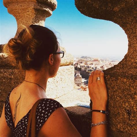 Vista Trasera De Una Mujer De Pie Junto A La Pared Foto Premium