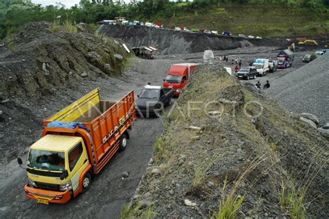 Dampak Tanah Longsor Di Lumajang Antara Foto