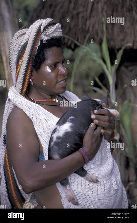 Asia, Papua New Guinea. Native woman Stock Photo - Alamy