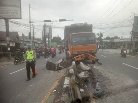 Sopir Ngantuk Truk Oleng Nyangkut Di Pembatas Jalan JABARBANTEN Id