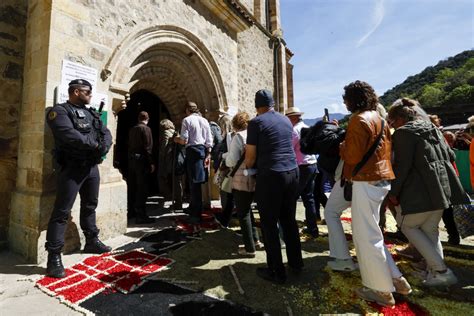 La Apertura De La Puerta Del Perd N Seguida In Situ Por Multitud