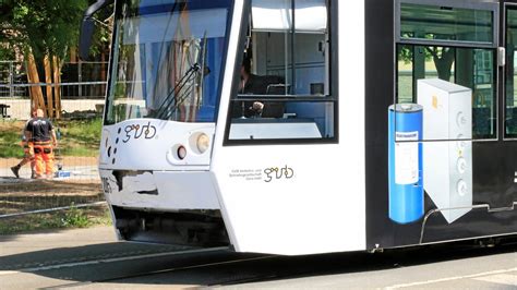 J Hriger Autofahrer St T In Gera Mit Stra Enbahn Zusammen