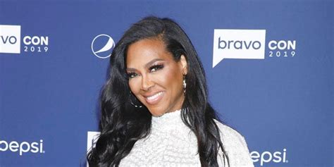 RHOA Star Kenya Moore Shows Off Rock Hard Abs In A Bikini