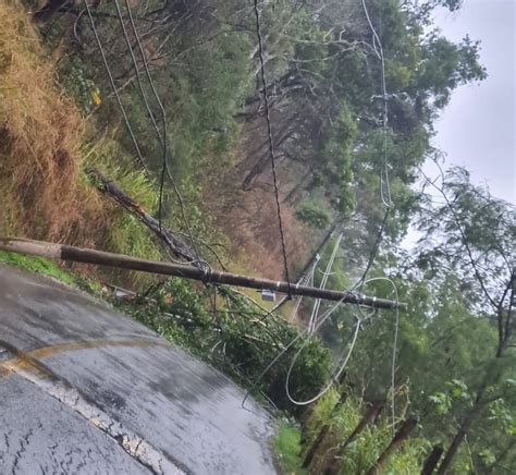 Rvore Cai E Derruba Poste Durante Chuva Em Resende Sul Do Rio E