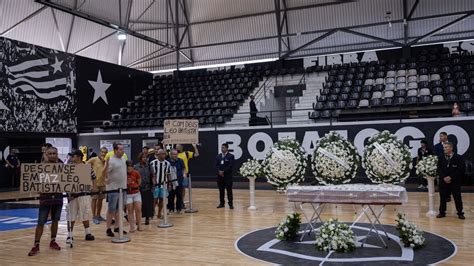 Fam Lia E Amigos Se Despedem De L O Batista Em Vel Rio Na Sede Do Botafogo