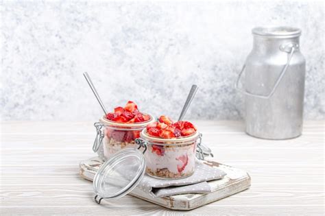 Parfait De Yogur De Fresas Y Granola En Transparente Foto Premium