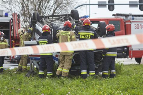 Karetka Zderzy A Si Z Peugeotem Kierowca Ambulansu Zignorowa