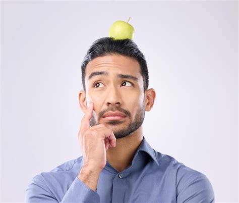 Equilibrio de cabeza de manzana y hombre pensando en la elección de