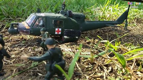 Игрушки солдат Figure Action And Huey Helicopter как во время войны во