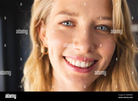 Femme blonde yeux bleus Banque de photographies et dimages à haute résolution Alamy