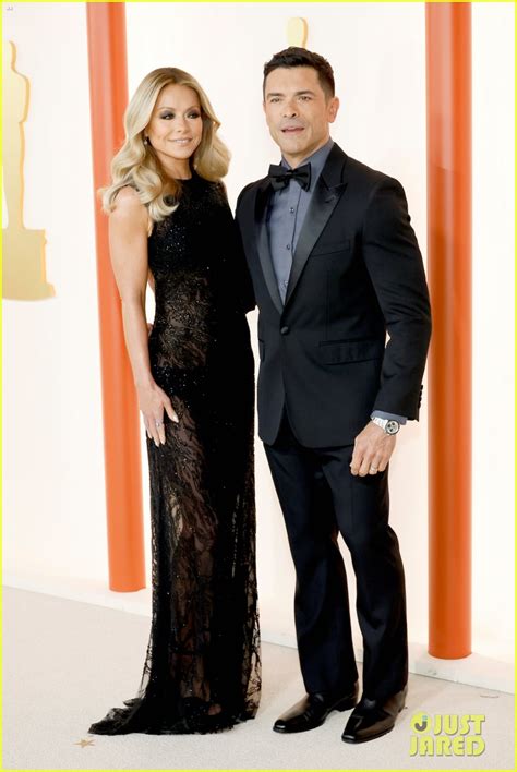 Kelly Ripa Poses with Husband Mark Consuelos & Ryan Seacrest at Oscars ...