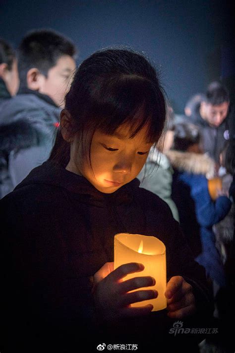 国家公祭日 【今夜烛光荧荧 共悼家国之殇】此刻， 侵华日军南京大屠杀遇难同胞纪念馆 ，点点烛光，寄托哀思。各国友好人士和南京大屠杀幸存者、青少年学生等数百人集结，与我们一起，以 国家公祭 的