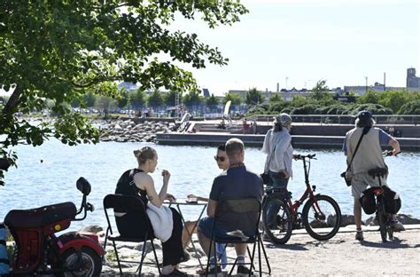 Kesäkuu alkoi ja päättyi helteisiin hellepäiviä kertyi kahden viikon