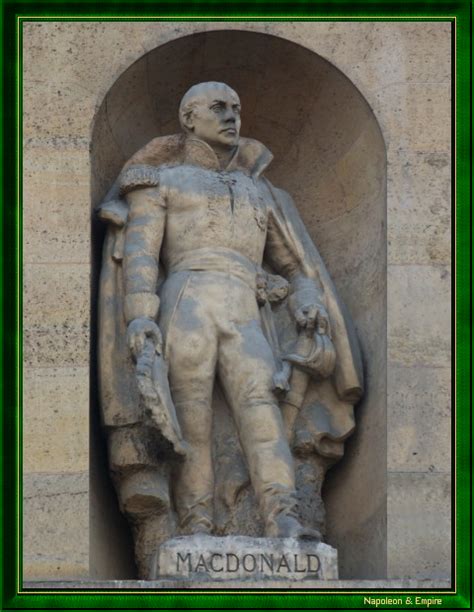 Statue du maréchal Macdonald rue de Rivoli à Paris