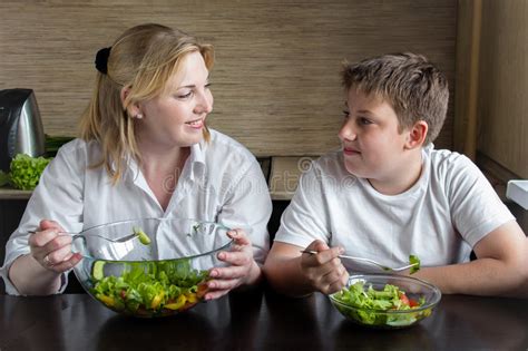 Madre E Hijo Que Comen La Ensalada Y Que Se Divierten Foto De Archivo